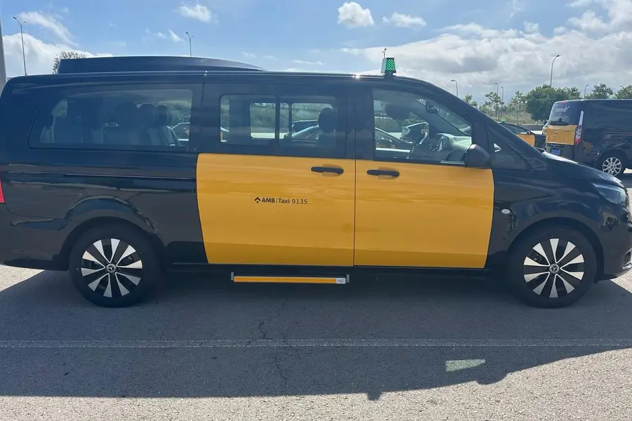 Side view of our Vito Tourer taxi with sliding doors